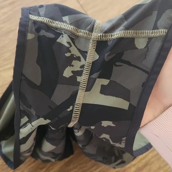 Lululemon Camo Shorts Size 6 - Picture 5 of 6